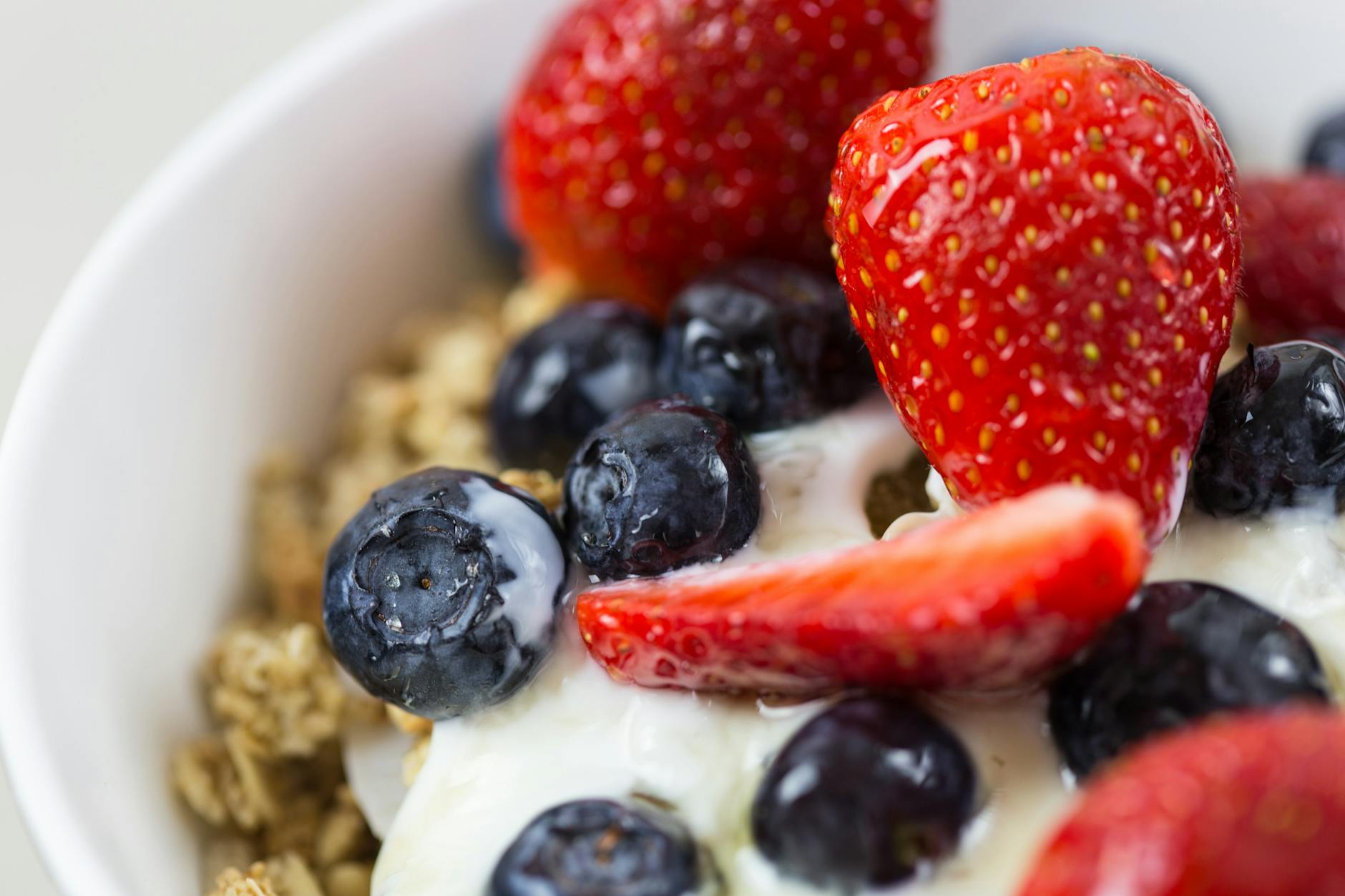 acai bowl with mixed berries